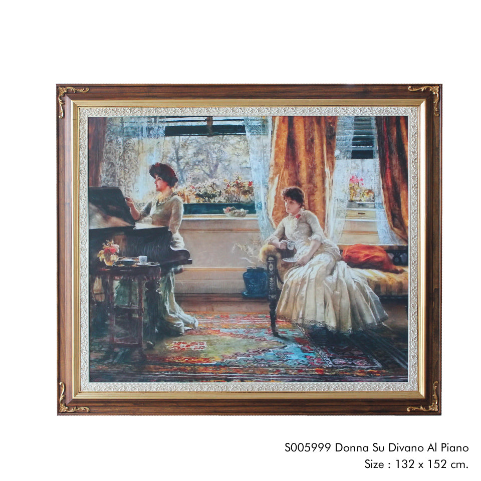 Donna Su Divano Al Piano