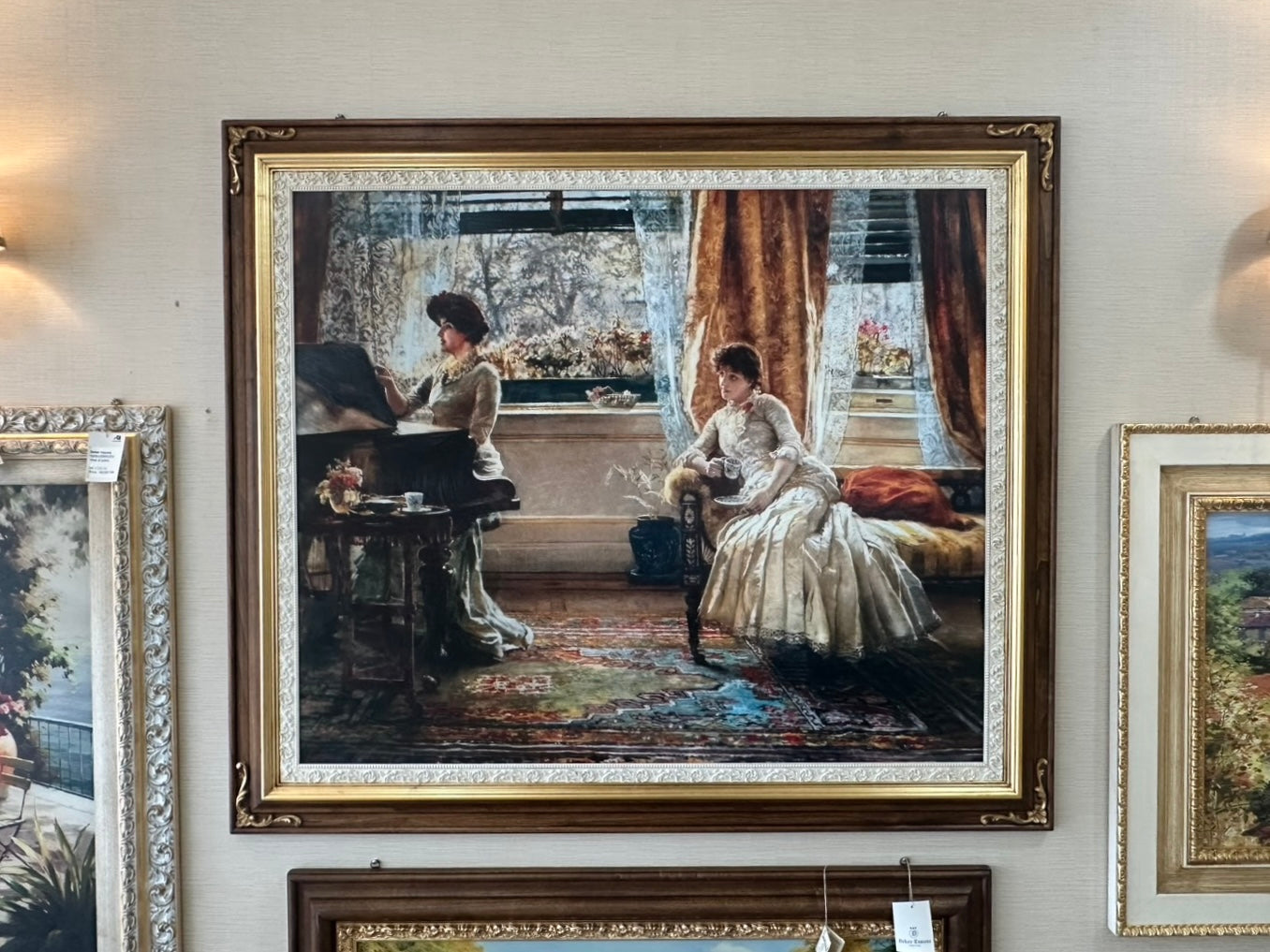 Donna Su Divano Al Piano